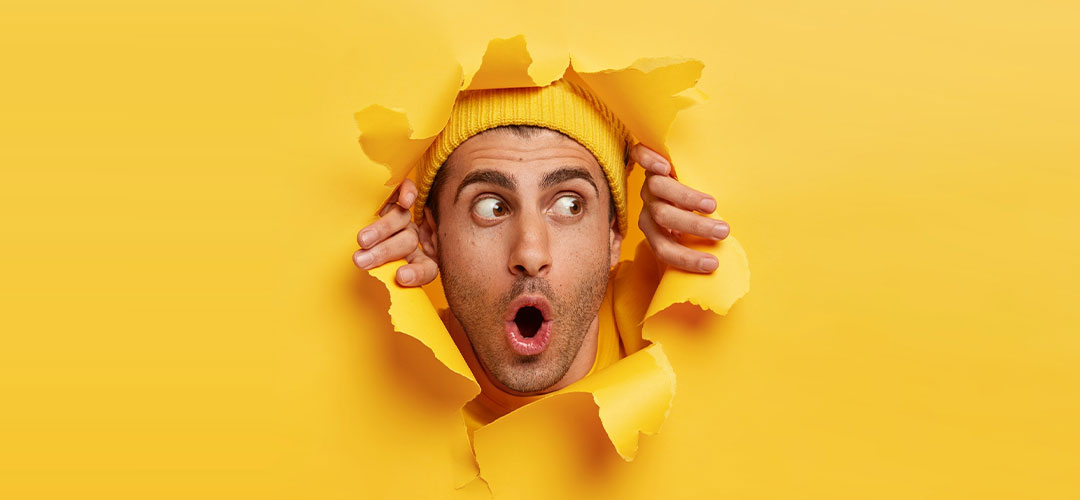 visage-surpris-trou-papier