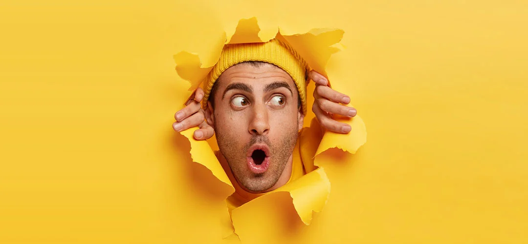 visage-surpris-trou-papier