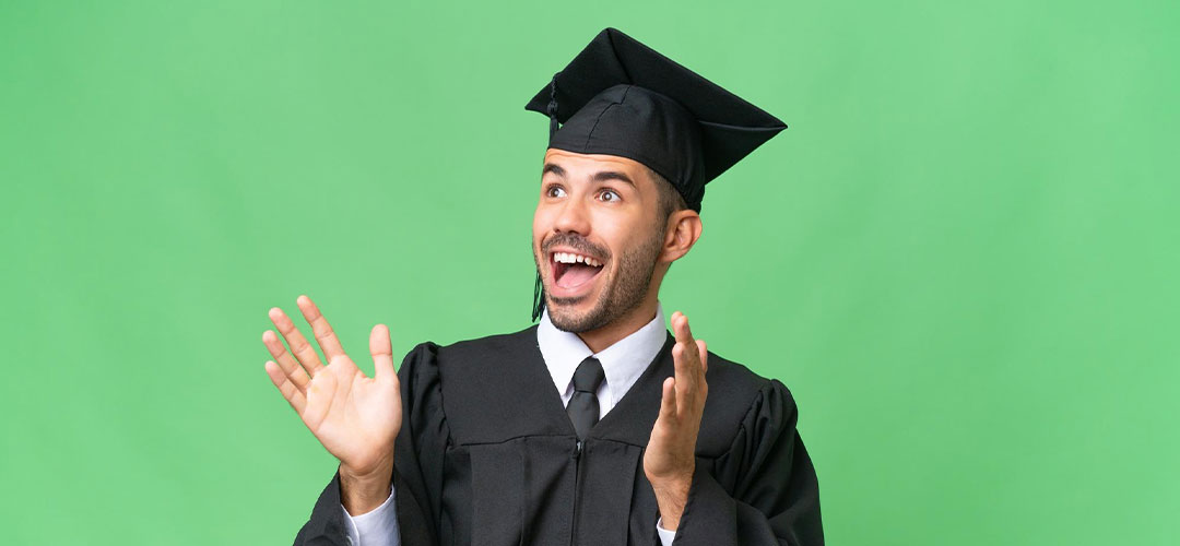 jeune-diplome-heureux